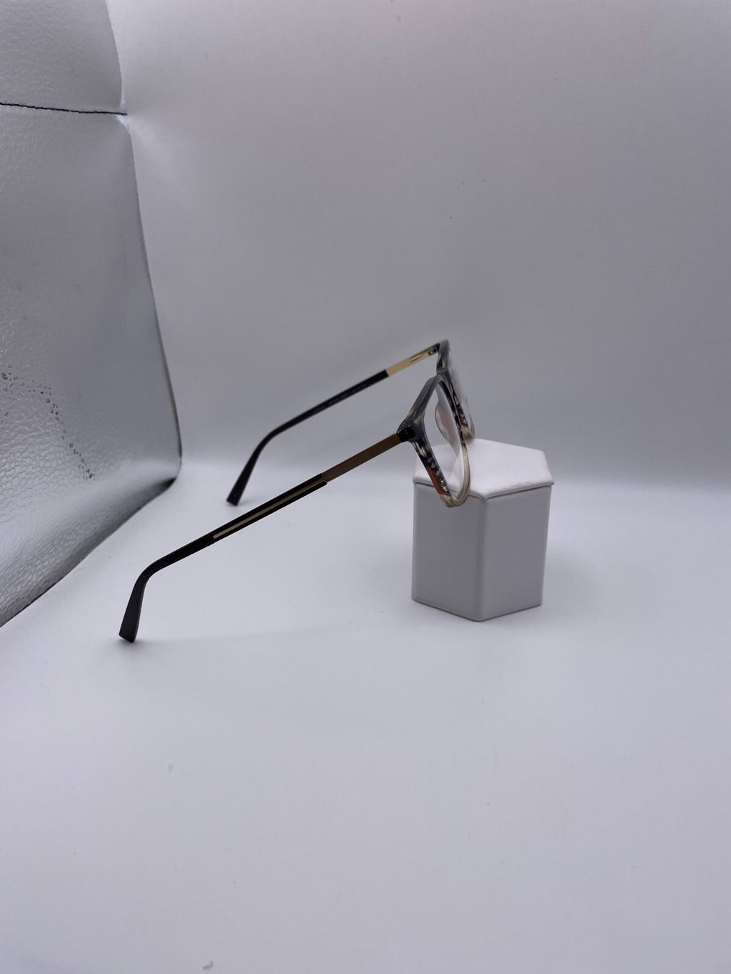 Jones New York Brand VJOM543 Model 54 Eye Brown Horn NEW