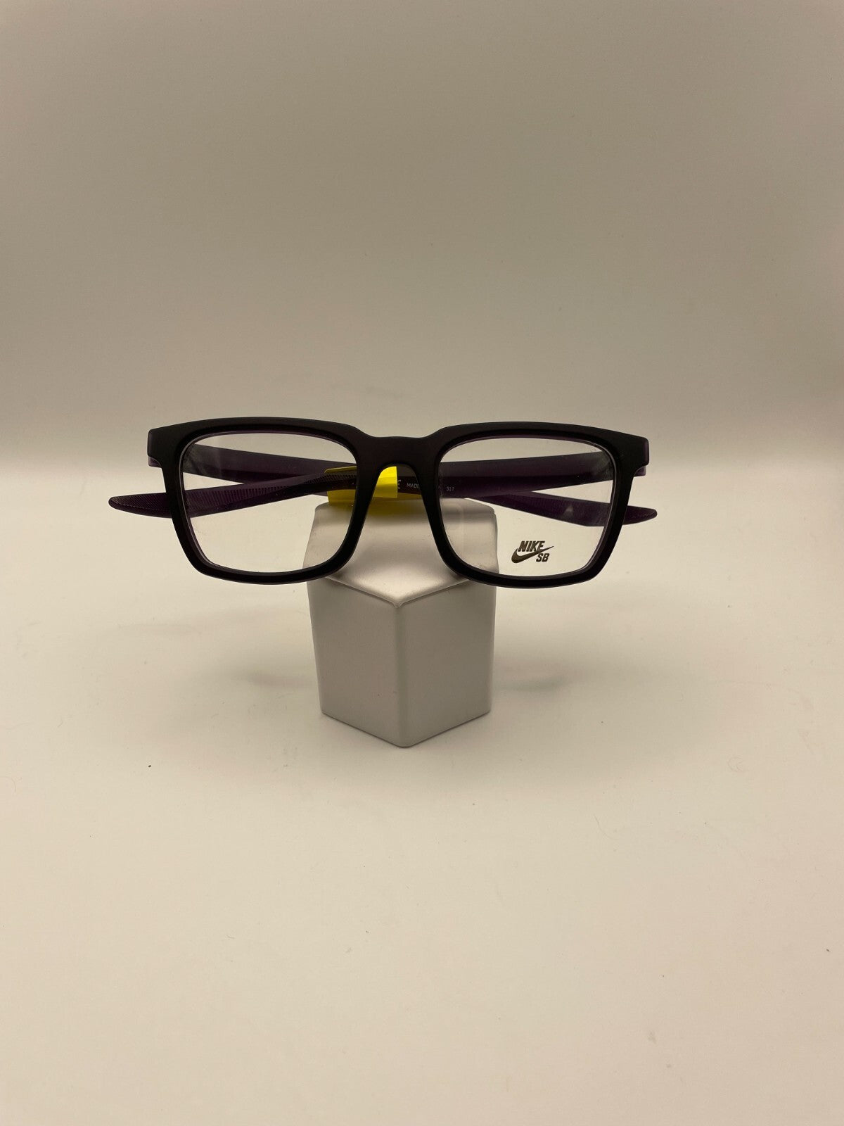 Nike SB Brand 7111 Model 50 Eye Black Color NEW
