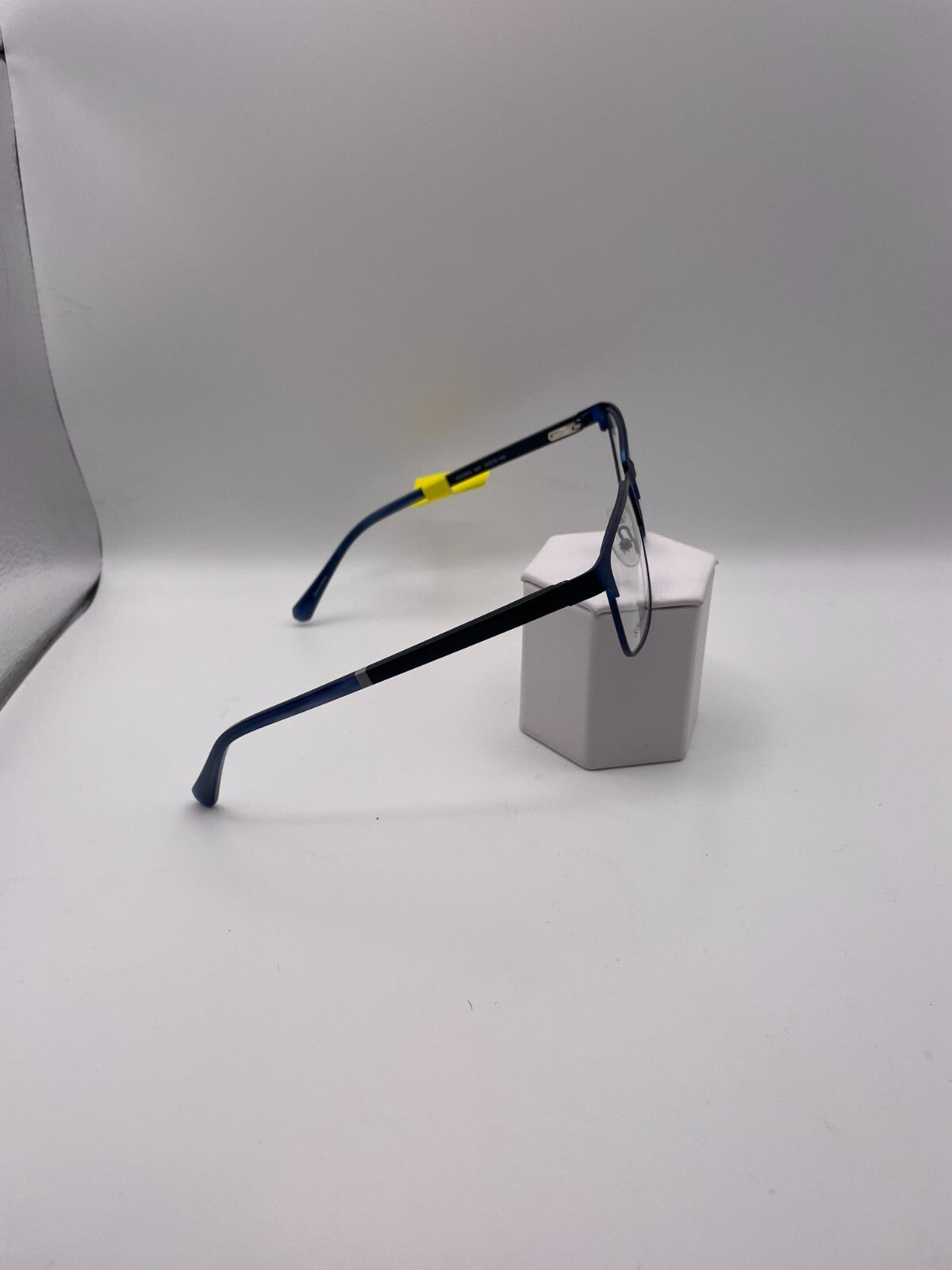 Kenneth Cole Reaction Brand KC0823 Model 53 Eye Blue NEW