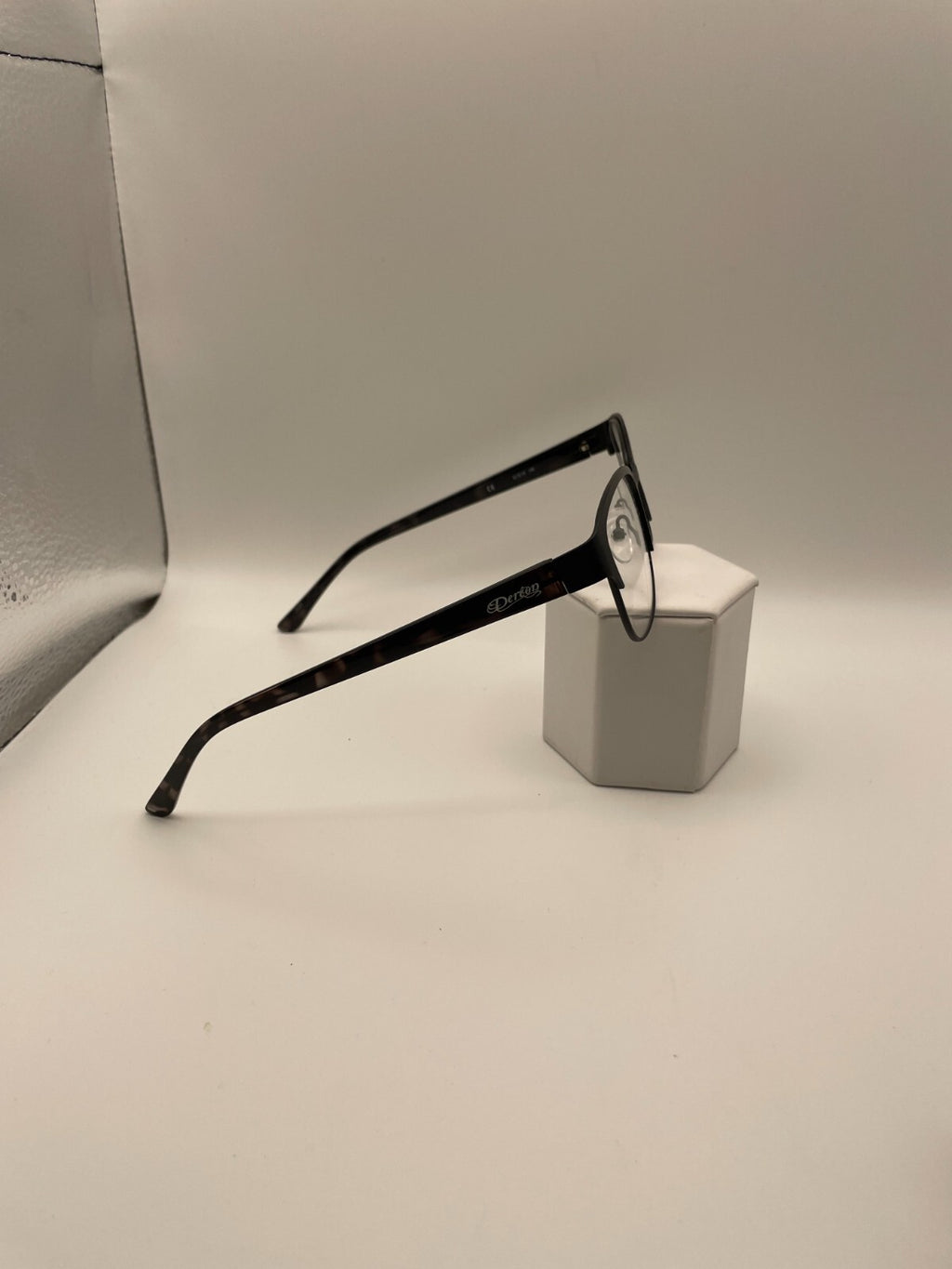Dereon Brand DOV528 Model 52 Eye Black NEW