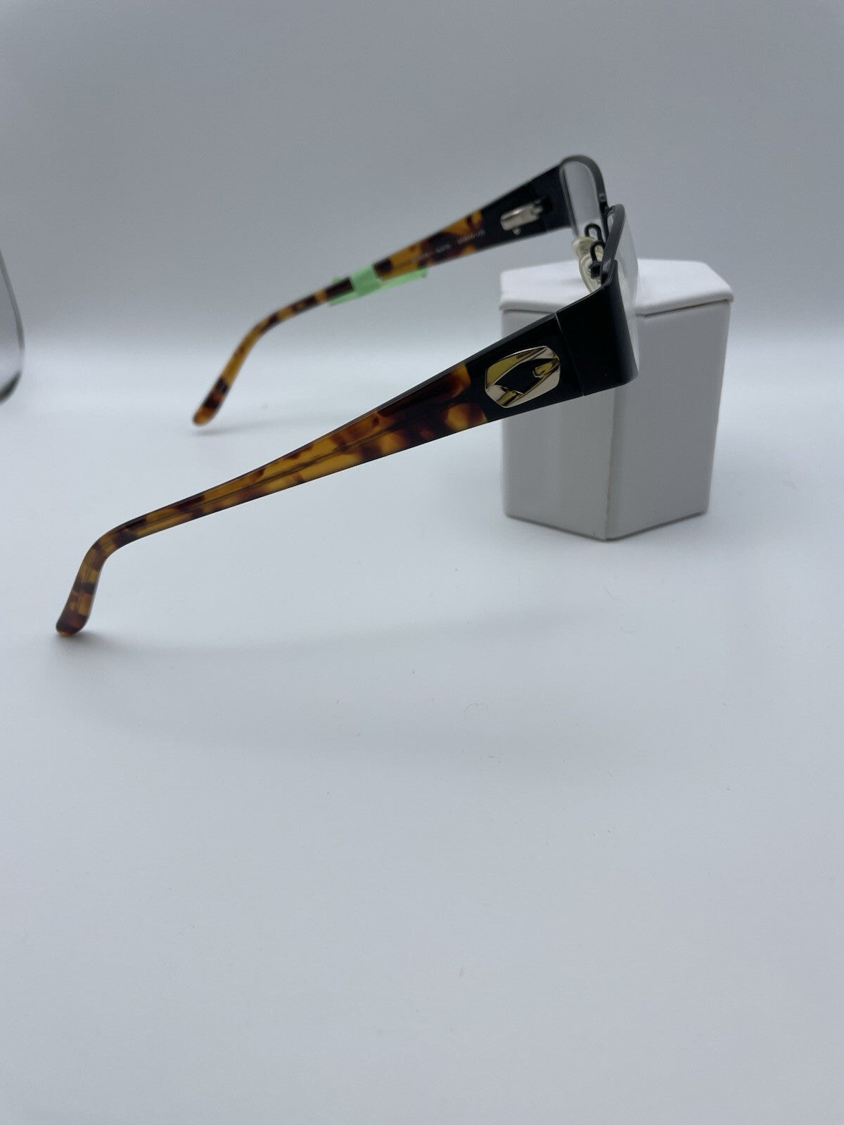 Guess Brand GU2210 Model 51 Eye BLKTO NEW