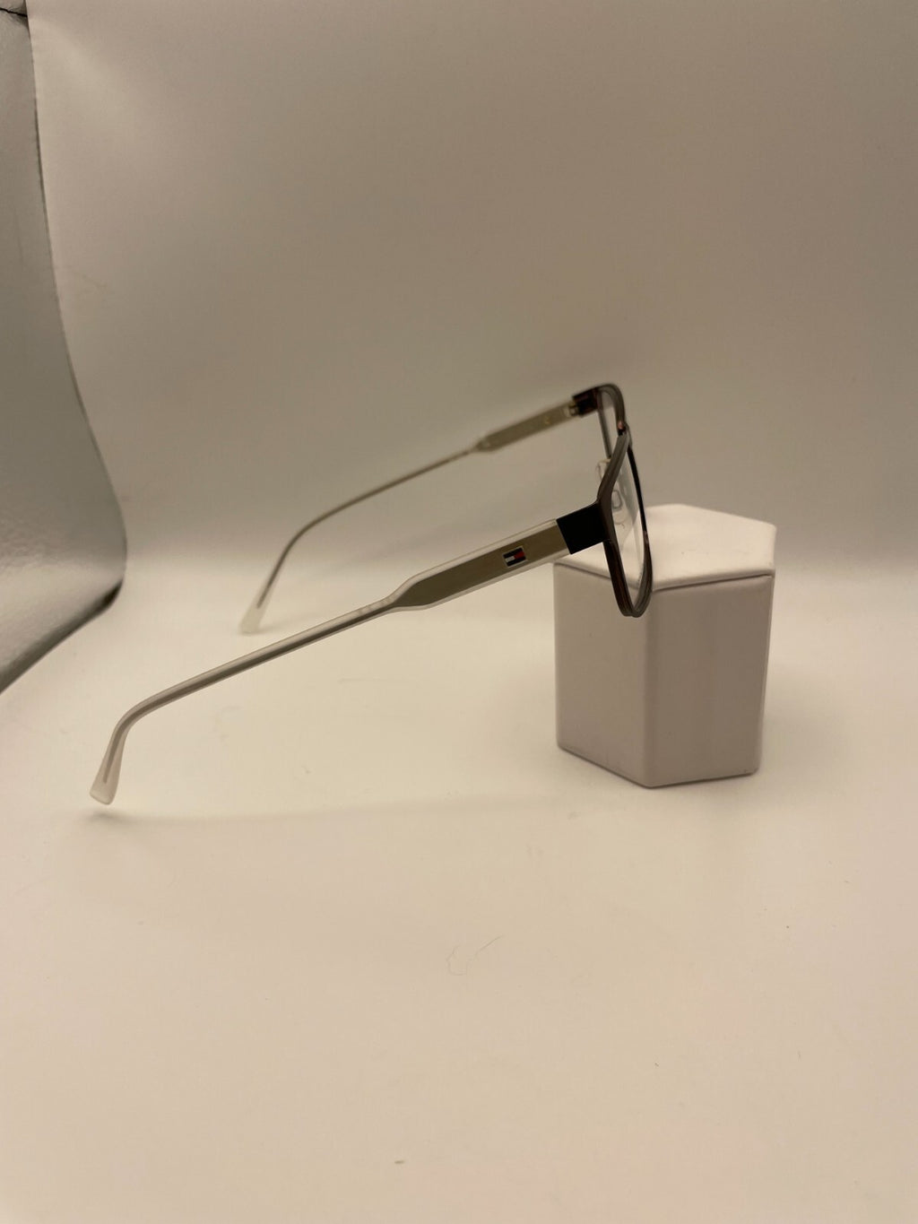 Tommy Hilfiger Brand TH 1442 Model 55 Eye Brown NEW