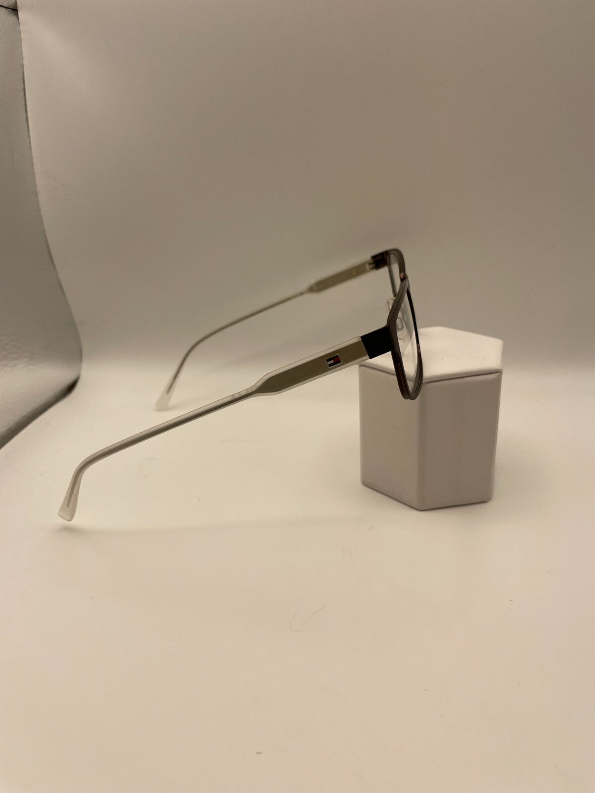 Tommy Hilfiger Brand TH 1442 Model 55 Eye Brown NEW