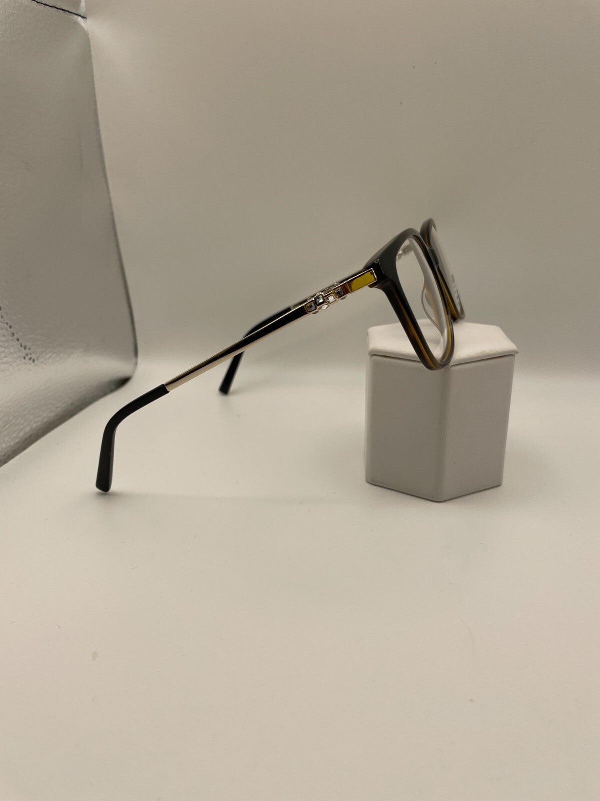 Jones New York Brand J780 Model 56 Eye Brown Horn NEW