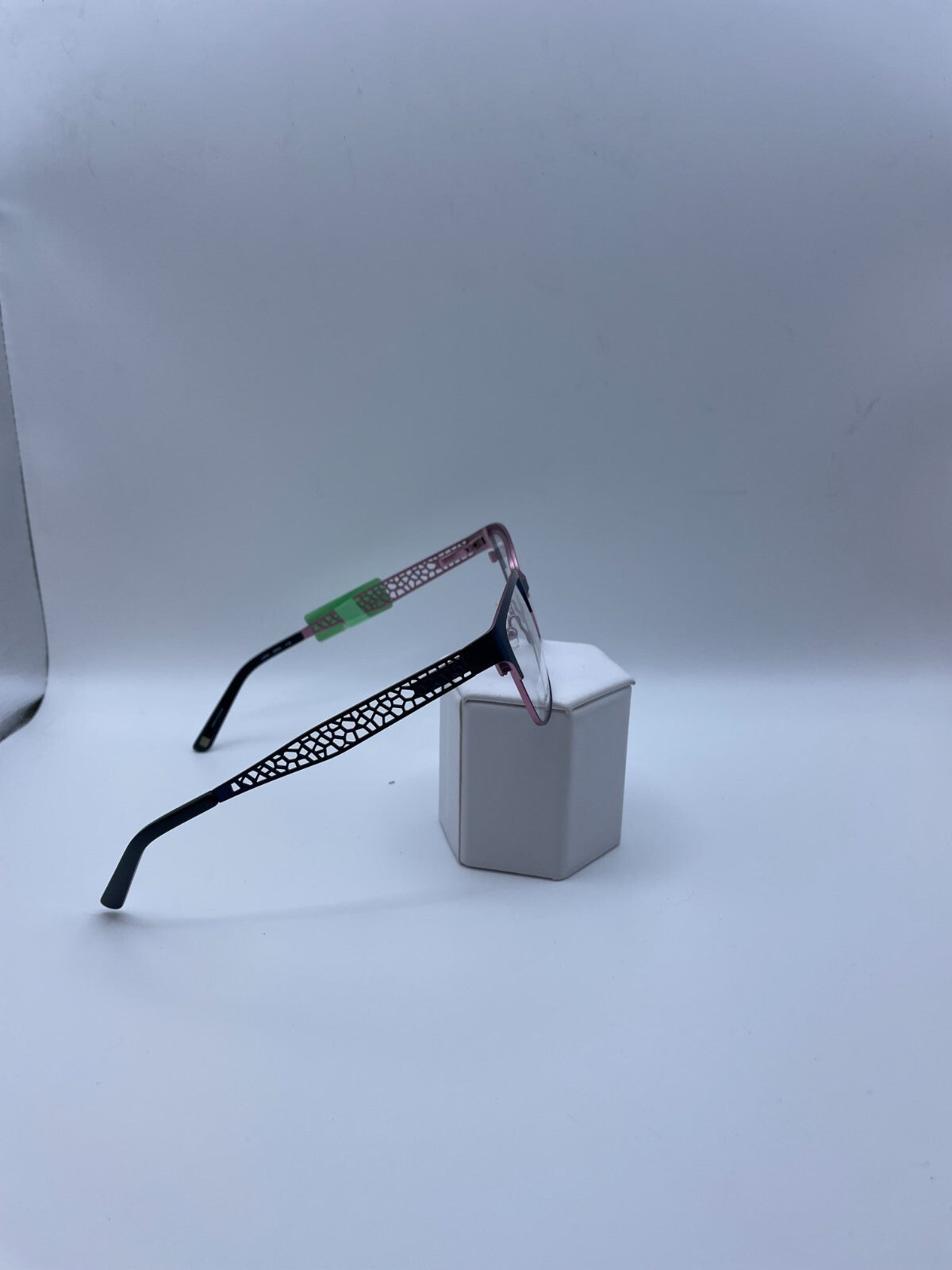 Liz Claiborne Brand L643 Model 52 Eye Blue/Pink NEW