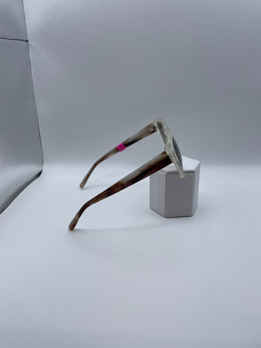 VERA WANG Brand Lihua Model 56 Eye Crystal NEW