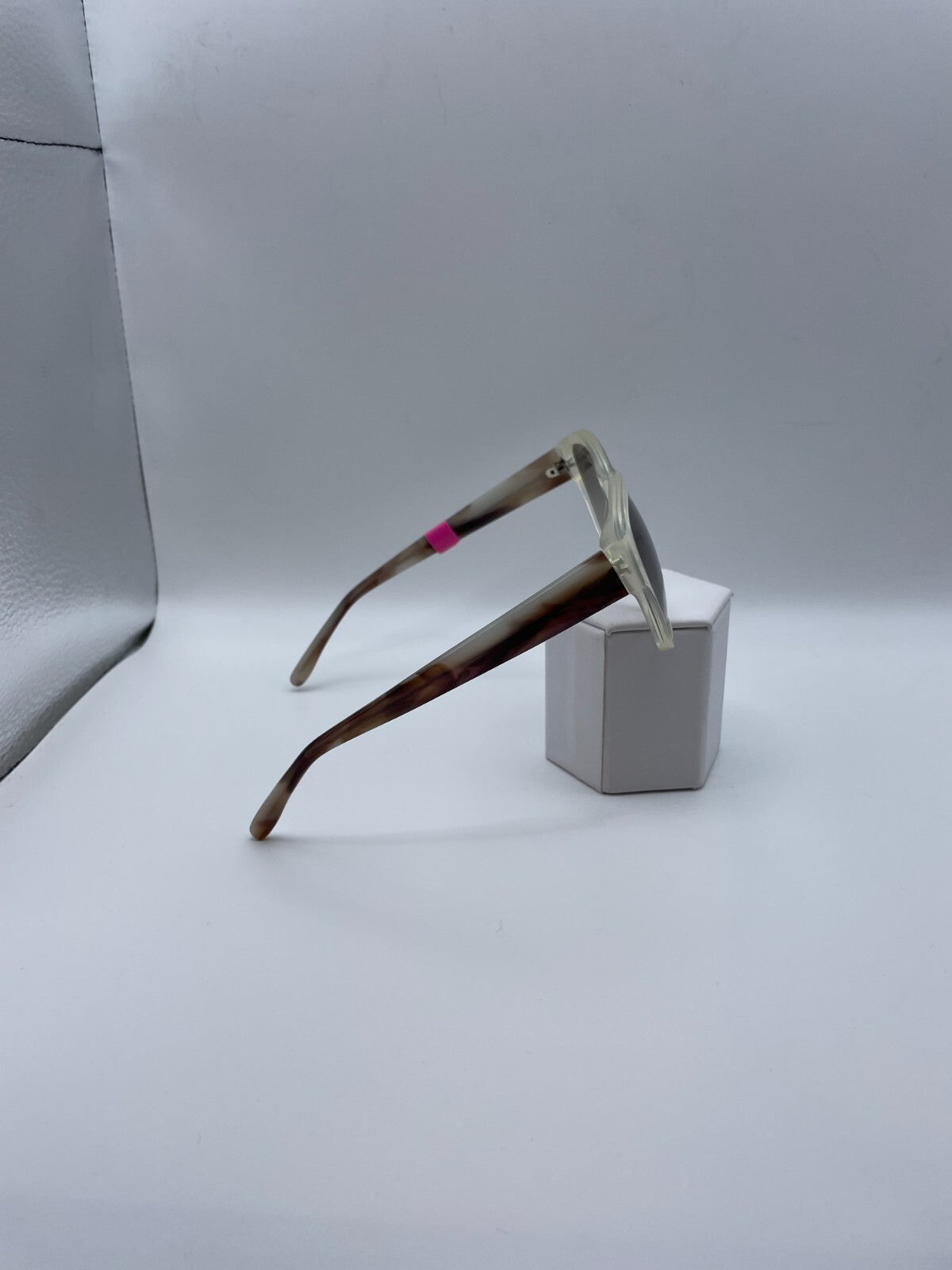 VERA WANG Brand Lihua Model 56 Eye Crystal NEW