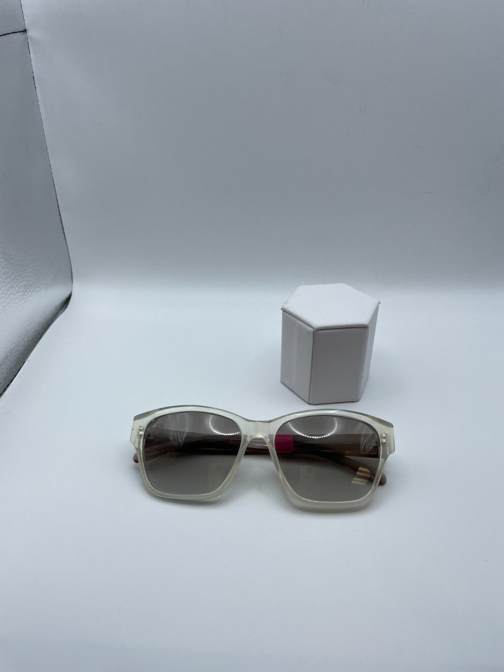 VERA WANG Brand Lihua Model 56 Eye Crystal NEW